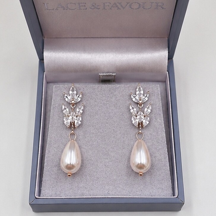 Boucles d'oreilles argentées divines en zircon cubique et perles de larme